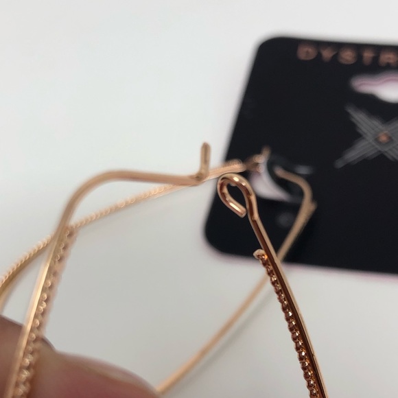 District LA Teardrop Twisted Hoops - Picture 5 of 7